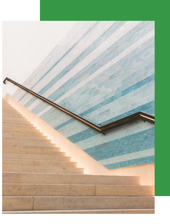 ESCALIER BIS SUR FOND VERT.jpg